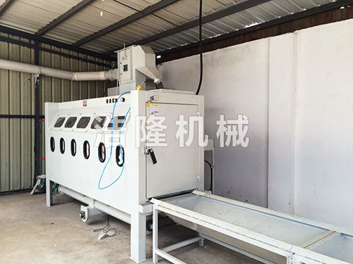 火車配件噴砂機(jī)實景圖